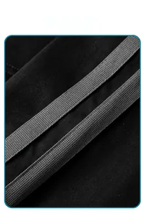 Détail des bandes latérales grises et texture fine de la veste noire en synthétique