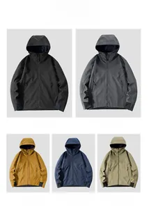 Dettaglio delle giacche outdoor con cappuccio in nero, grigio scuro, caramello e kaki