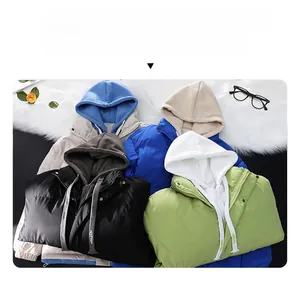 Dettaglio di giubbotti imbottiti a strati in vari colori con cappuccio per l'inverno