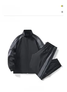 Detail der schwarzen Sportjacke mit Stehkragen und grauen Seitenstreifen-Einsätzen