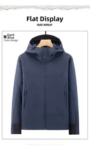 Vista piatta della giacca softshell blu navy con cappuccio regolabile e tasche a zip