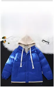 Dettaglio del piumino blu con cappuccio color crema e coulisse con marchio