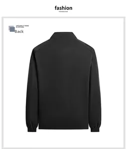 Vue arrière d'une veste décontractée noire à col montant avec poignets élastiques