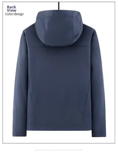 Vista posteriore di una giacca softshell blu navy da uomo con tessuto antivento e cappuccio