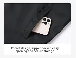 Detailansicht der funktionalen Reißverschlusstasche an schwarzer Jacke mit viel Platz