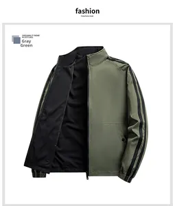 Détail d'une veste décontractée vert grisâtre avec rayures noires et bords-côtes
