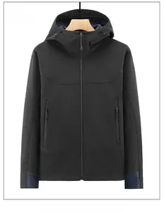 Dettaglio della giacca softshell tattica nera con tessuto resistente e tasche con zip