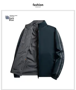 Détail d'une veste décontractée bleu marine avec col montant et rayures grises