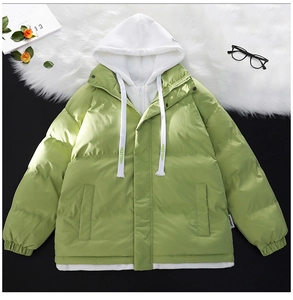 Dettaglio del piumino verde avocado con cappuccio bianco a contrasto e coulisse stampata