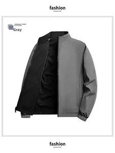 Vue détaillée d'une veste réversible grise pour homme avec col montant et poignets