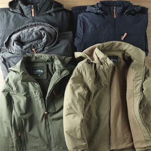 Détail de la veste outdoor montrant la doublure polaire et le logo brodé sur la poitrine