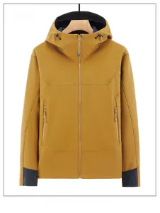 Dettaglio della giacca softshell outdoor caramello con cappuccio e chiusura a zip