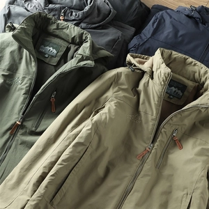 Gros plan de vestes d'extérieur coupe-vent avec doublure polaire en plusieurs couleurs et broderie