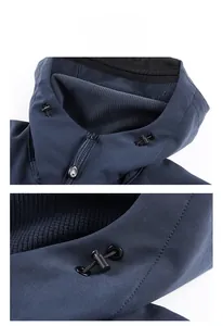 Dettaglio della giacca softshell blu navy con fodera in pile a nido d'ape e coulisse cappuccio