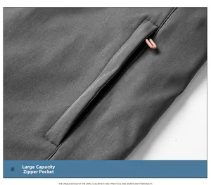 Détail de la grande poche zippée sur veste grise avec tirette de fermeture rose vif