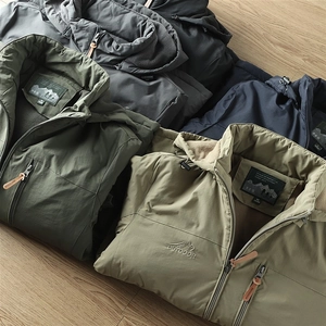 Détail de quatre vestes polaires pour hommes avec broderie de montagne et tissus texturés