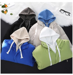Dettaglio di giacche con cappuccio unisex spesse impilate in vari colori e strati doppi