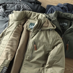 Vue à plat de plusieurs vestes d'hiver d'extérieur pour hommes avec doublure polaire