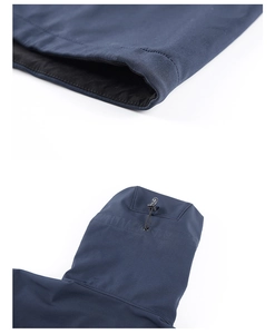Dettaglio giacca softshell blu con coulisse regolabile sul cappuccio e cuciture precise