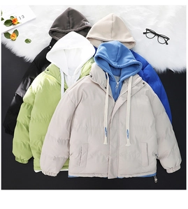 Dettaglio di giacche imbottite con cappuccio in vari colori con coulisse e zip di marca