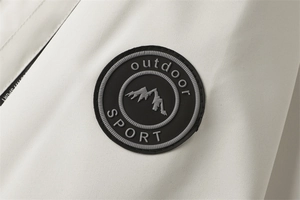 Dettaglio della toppa in gomma outdoor sport e tessuto della giacca casual da uomo