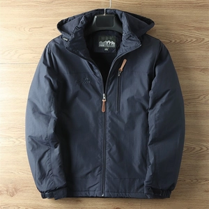 Détail de la veste outdoor avec poche zippée et logo outdoor brodé sur la poitrine