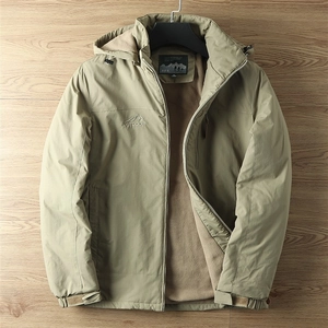 Détail de la veste outdoor kaki avec doublure polaire et broderie logo sur la poitrine
