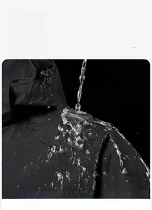 Macro de tissu hydrophobe sur veste chauffante avec détail de test d'éclaboussures
