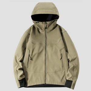 Giacca softshell tattica verde oliva con cappuccio, fodera in pile e strato antivento