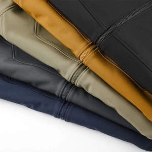 Giacche softshell da uomo in nero, giallo, verde oliva e grigio scuro per l'esterno
