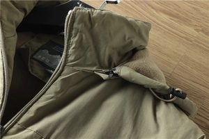 Détail de veste d'extérieur pour homme avec doublure polaire brune et zip métallique