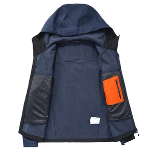 Giacca softshell uomo blu navy con fodera in pile antivento e tasca interna arancione