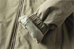 Détail du poignet élastique et de la doublure lisse de la veste de plein air