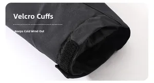 Détail du poignet avec bande Velcro réglable sur une veste chauffante d'hiver noire