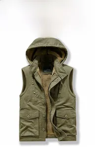 Dettaglio del gilet con cappuccio verde oliva con fodera sherpa e tasche multiple