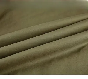 Dettaglio ravvicinato della trama del tessuto twill verde oliva per il gilet con cappuccio