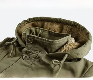 Dettaglio dello scollo del parka verde militare con fodera in pile e cappuccio