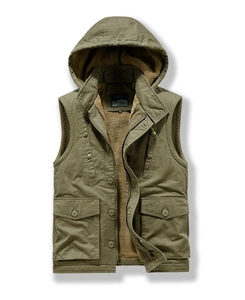Dettaglio del gilet con cappuccio verde militare con quattro tasche cargo e fodera