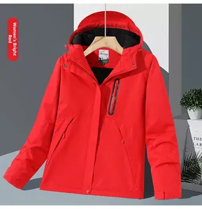 Détail de la veste chauffante rouge à capuche avec poignets réglables et tissu étanche