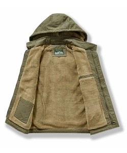 Dettaglio della calda fodera in pile e della tasca interna del parka verde con cappuccio