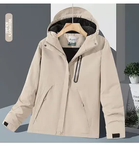 Détail de veste chauffante extérieure kaki avec poche zippée étanche et poignets ajustables