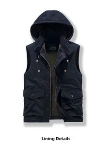 Dettaglio della calda fodera in pile marrone di un gilet blu con cappuccio da uomo