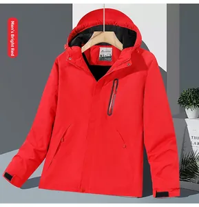Détail de la veste imperméable rouge avec zip contrasté et poignets à velcro