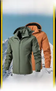 Dettaglio della giacca outdoor antivento con cappuccio staccabile e fodera in pile