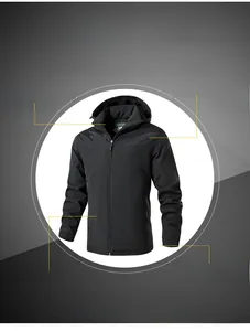 Dettaglio del cappuccio rimovibile e della cerniera antivento sulla giacca outdoor invernale