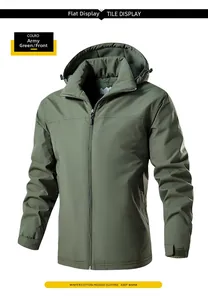 Vista frontale della giacca outdoor verde militare con polsini regolabili e cappuccio caldo