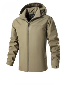 Vista frontale della giacca outdoor kaki imbottita con cappuccio e polsini regolabili