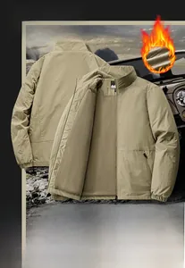 Detailansicht der khakifarbenen Winterjacke mit Thermo-Fleece-Futter und winddichtem Stehkragen