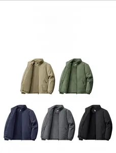 Herren-Freizeitjacken mit Stehkragen in Khaki, Grün, Blau, Grau und Schwarz liegend