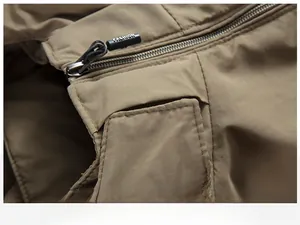 Dettaglio macro di una giacca outdoor kaki con cerniera alla moda e tasca cargo strutturata